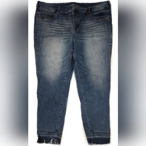 MAURICES CROPPED FRAYED HEM JEANS SIZE 20 REGULAR